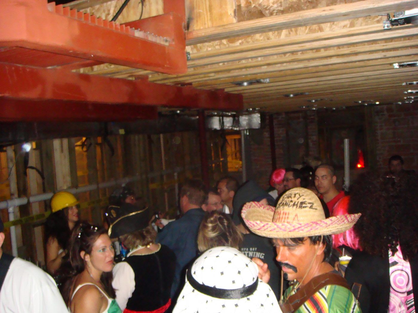 2007-10-31-novaween-1-no-ceiling