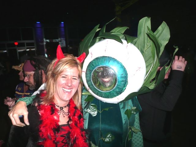 2008-10-31-novaween-ii-julie-and-eye